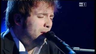 Sanremo 2011  Finale  Raphael Gualazzi  Follia damore [upl. by Yeclehc]