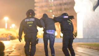 Polizist schlägt Gegendemonstranten in Chemnitz [upl. by Hege683]