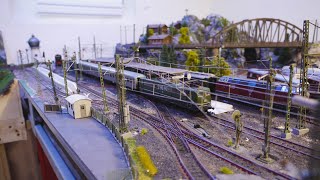 Oberleitung an einer Doppelkreuzungsweiche  Viessmann Oberleitung auf einer Märklin H0 Modellbahn [upl. by Iur861]