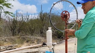 Colocando água para o gado utilizando a bomba rosário que eu fiz [upl. by Gilpin101]