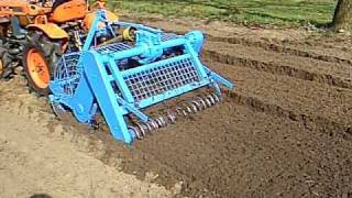 Tuin spitten in Espelo met Kubota 7001 en Imants spitmachine [upl. by Tilagram689]