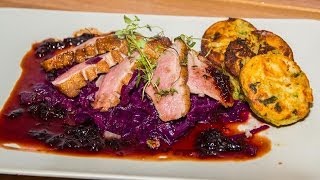 Tatort Küche  Entenbrust mit Rotkohl und Serviettenknödel [upl. by Aleiram461]