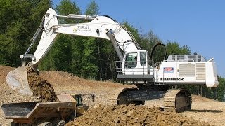 Liebherr R984C 3pass loading 40t trucks [upl. by Lockwood]