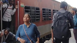 Amrapali Express 15707 Arrived At Gorkhapur Junction [upl. by Swope483]