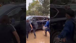 Vecinos de Paiporta DESTROZAN el coche de Pedro Sánchez cuando huía de Paiporta [upl. by Ennayar601]