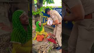 माँ अपनी परेशानी कितनी जल्दी भूल जाती हैं😥🙏motivation respect mom love humanity help uppolice [upl. by Resay692]