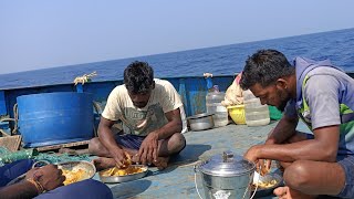 கடலில் பெரிய கெளுத்திமீனை சமைத்து விசைப்படகில் உணவுCATFISH COOKINGIN SEA OFTER EATING FISHOLDVIDEO [upl. by Awhsoj921]