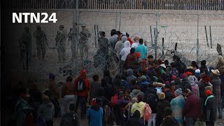 Migrantes derriban valla e invaden zona en la que estaban agentes de la Guardia Nacional de Texas [upl. by Nailuj169]