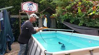 Zwembad schoonmaken Cleaning swimming pool with submersible pump [upl. by Rebe]