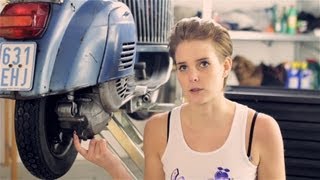 VESPA  Wie Wechsel ich das Getriebeöl  How to change gear oil [upl. by Tranquada]