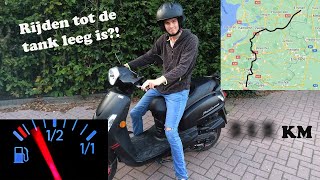 Rijden tot de benzine op is met de scooter [upl. by Leakcim]