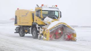 Schneemassen halten Räumdienst am Flughafen Salzburg auf trab [upl. by Nie692]