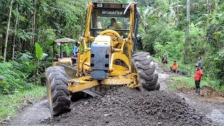 Motoniveladora Komatsu GD555 Motor Grader Grading CTB Aggregate [upl. by Fiester]