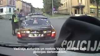 Pašvaldības policija aptur autovadītāju kurš bēg no policijas un apdraud satiksmes dalībniekus [upl. by Etnaled]