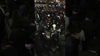 Rubashkin greeted by thousands as he arrives at 770 [upl. by Euhc948]