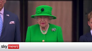 Platinum Jubilee The Queen appears on Buckingham Palace balcony at end of Jubilee celebrations [upl. by Atnahs248]