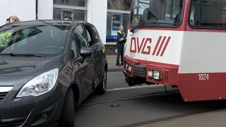 Verkehrsunfall mit Straßenbahn Dinslaken [upl. by Sulecram]