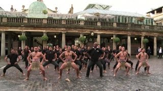 La tradizionale Haka maori fa tremare le strade di Londra [upl. by Moia]