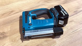 Тест  обзор аккумуляторного степлера Makita DST221 XTS01 [upl. by Ateloj]