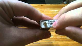 Remettre de lessence dans un zippo  Recharger son briquet [upl. by Akinnor769]