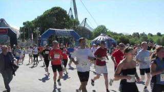 Halbmarathon München 2011  Start Halbmarathon und 10 km Lauf im Olympiapark [upl. by Carlile]