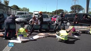 Ultima Generazione blocca traffico sul Gra automobilista prende a calci attivista [upl. by Athey]