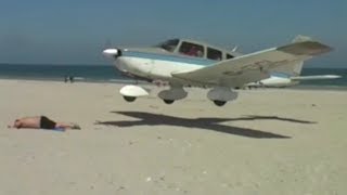 Flugzeug landet fast im Sand auf einem Urlauber am Strand von Helgoland [upl. by Annaid]