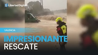 Impresionante rescate de conductores atrapados por la lluvia en Valencia [upl. by Adnaral]