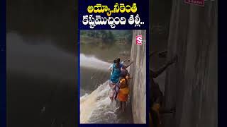 వరదలో బాలింత కష్టాలు  Heavy Floods In Rampachodavaram  Emotional Incident  SumanTV [upl. by Snebur]