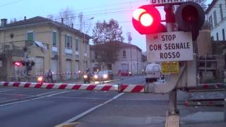 Passaggio a livello con semibarriere di via Candiano in HD  Ravenna 5  Level Crossing  道口 [upl. by Adnal]