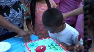 Cumpleaños Mexicano Se Meten Cabeza De Niño En El Pastel [upl. by Ambie]