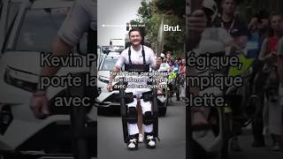 Kevin Piette paraplégique porte la flamme olympique avec son exosquelette paris2024 [upl. by Yajeet]