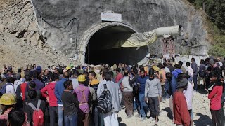 40 Menschen nach Tunnelunglück noch immer verschüttet [upl. by Nosnah]