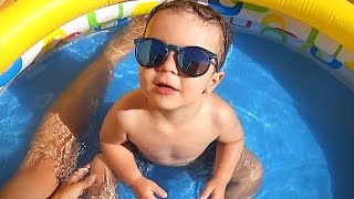 O REI DA PISCINA DE ÓCULOS DE SOL Verão na Piscina do Bebê Caiçara  Pool Baby Fun Sunglass [upl. by Lenahs]