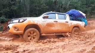 Triton Hdx 4x4 Dan Toyota Hilux Menjajal Jalan Licin Dan Kubangan Di Perbatasan Yalimo [upl. by Clarita]