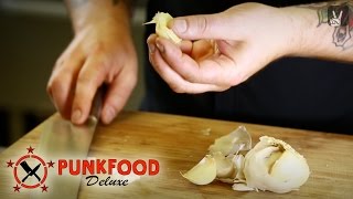 Knoblauch richtig schälen und verarbeiten  Kitchen Basics von Punkfood Deluxe [upl. by Iroc]