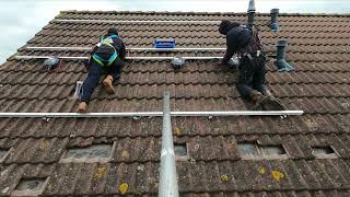 Timelapse 8 Zonnepanelen monteren portrait met steiger en opsteken zonnepanelen [upl. by Ena]