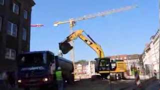 Bagger CAT 324E LKW Beladung am Andreasquartier [upl. by Ferd55]