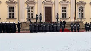 Deutsche Nationalhymne  Preußischer Präsentiermarsch Schloss Bellevue 04122023 [upl. by Ordnajela]