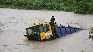 LIVE Mvua Yasababisha Mafuriko Makubwa Dar Mmoja Afariki Jangwani [upl. by Neelrad112]