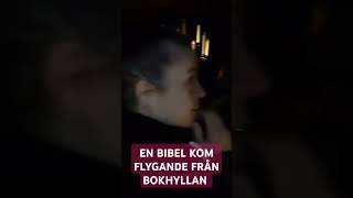 EN BIBEL KOM FLYGANDE FRÅN BOKHYLLAN [upl. by Peer]