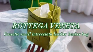 BOTTEGA VENETA 카세트 스몰 버킷 키위 칼라 보테가베네타 스몰백 언박싱 Cassette small intrecciato leather bucket bag [upl. by Hunsinger947]