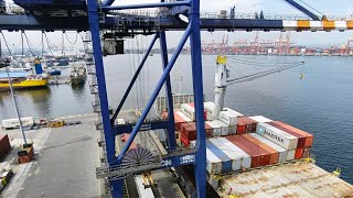 How to Unload amp Loading the Giant Maersk Line Container Ship Quay Crane Operation [upl. by Casimire]