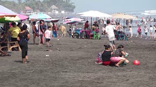 Salvadoreños aprovechan asuetos para visitar las playas [upl. by Eeladnerb466]