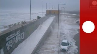 Au Portugal locéan frappe toujours 2 fois  des vagues géantes déferlent sur les côtes [upl. by Kessia]