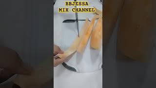 Cutting Cantaloupe melonfactcrunchyamsrweetyoutubeshortsfruitforyou [upl. by Anivlis162]