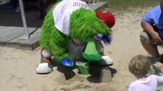 Philly Phanatic comes to the Golden Inn in Avalon NJ [upl. by Neelie]