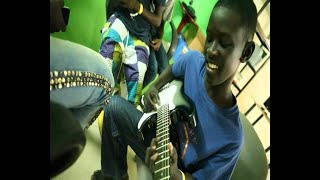 Saliou et Pape Diouf interpretent Bégué Bass joue la guitare [upl. by Cchaddie59]