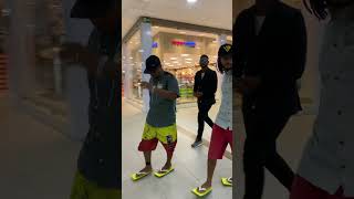 NOIS DE ROLÊ NO SHOPPING COM DOIS SEGURANÇAS 🤣🤣🤣 [upl. by Enilesor]