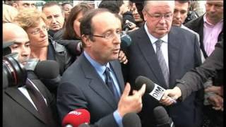 François Hollande visite un marché parisien [upl. by Nylleoj]